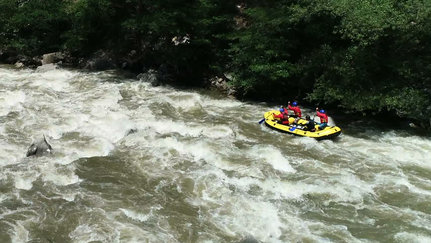 Whitewater Rafting  یا قایق سواری در آب های خروشان
