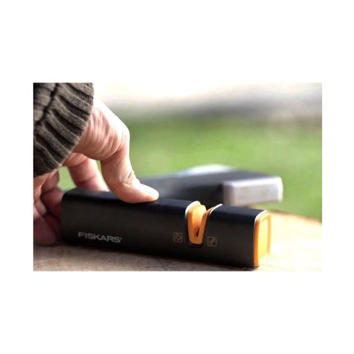 چاقو و تبر تیز کن طبیعتگردی فیسکارس – Fiskars axe and knife sharpener